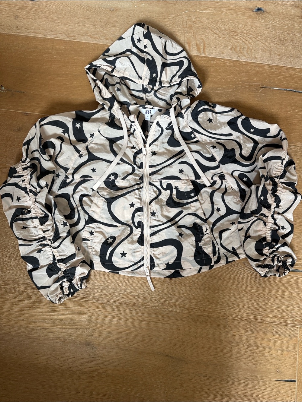 JoyLab Packable Cropped Windbreaker | Black & Cream Abstract Print |